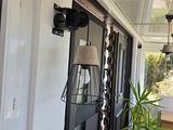 une lampe située sur le côté d'un immeuble