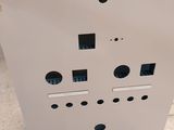 une machine posée sur le sol de la pièce