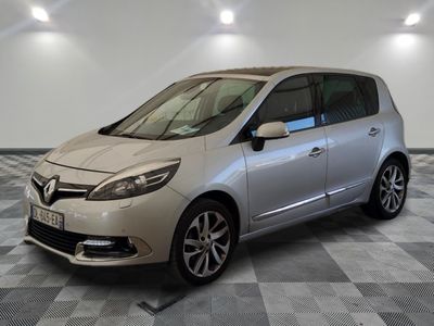 la voiture argentée est garée sur un sol en damier dans le garage