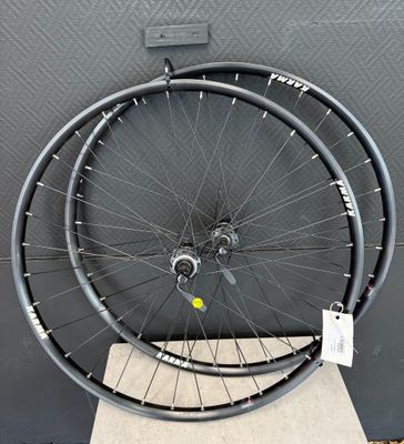 une roue de vélo posée sur une boîte