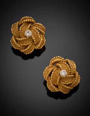 une paire de boucles d'oreilles à clip en or et diamants, signées Van Cleef