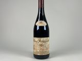 une bouteille de vin posée sur une table blanche