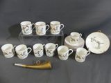 beaucoup de tasses à café et de soucoupes sur la table