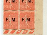 un gros plan sur quatre timbres posés sur une feuille de papier