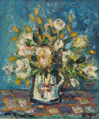 peinture d'un vase de fleurs sur une table à fond bleu