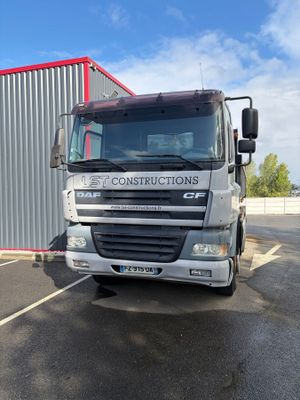 a truck that is parked in front of a building