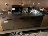 un comptoir sur lequel sont posés plusieurs verres
