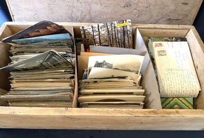 une boîte en bois remplie d'une multitude de vieilles lettres
