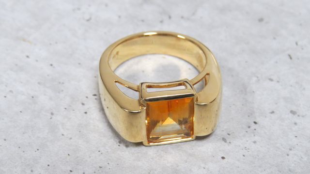 Bague en or jaune 750 millièmes, le centre orné d'une citrine de ...