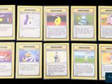 Jeu de cartes à collectionner Pokémon avec de nombreuses cartes sur la table
