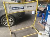 un panneau portant l'inscription « Michel Opel » devant une voiture