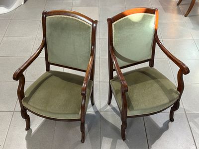 two chairs that are sitting next to each other on the floor