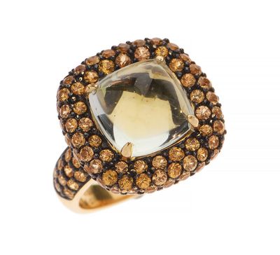 un gros plan d'une bague ornée d'une grosse pierre entourée de cristaux bruns