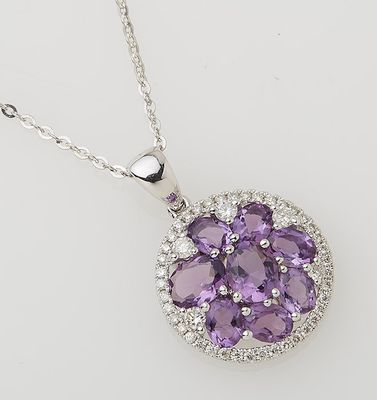 Collier en or blanc 750°/.(18K) 3g20 orné d'un pendentif cir…