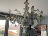 un lustre en verre suspendu au plafond dans un salon
