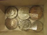 une boîte contenant toutes sortes de pièces de monnaie
