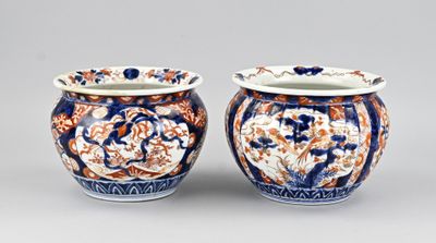 paire de vases bleus et blancs à motifs floraux