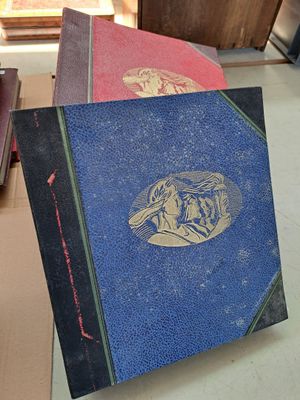 trois livres posés sur une table