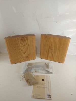 deux haut-parleurs posés sur une table