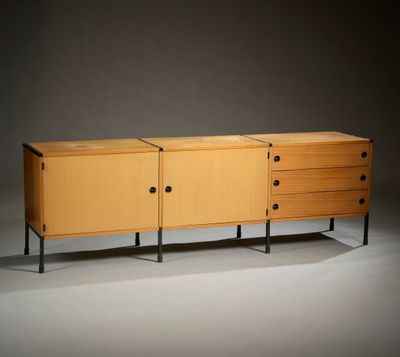 le buffet est en bois et comporte trois tiroirs