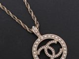 un collier avec un pendentif en diamant et perle