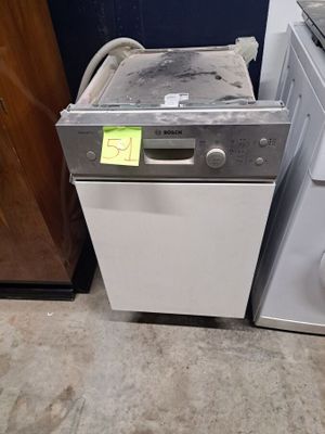 une photo représentant un lave-vaisselle et un sèche-linge dans une cuisine