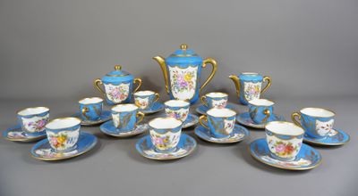 les nombreuses tasses et soucoupes qui se trouvent sur la table