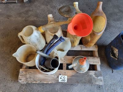 une pile de vases et d'autres objets posés sur une palette