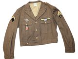 La veste est en laine marron et comporte des pièces rapportées.