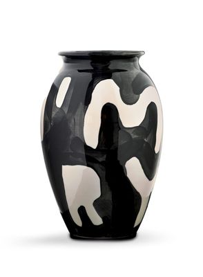 un vase noir et blanc orné d'un motif noir et blanc