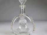 une bouteille en verre transparent ornée d'un motif décoratif