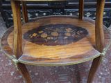 une table en bois avec un plateau en verre, posée sur un sol carrelé