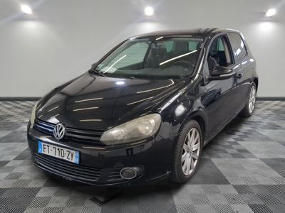 la photo d'une voiture noire garée dans un garage