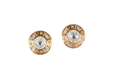 une image d'une paire de boucles d'oreilles en or et diamants