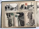 un livre ouvert sur lequel figurent des images d'une rue et de bâtiments