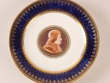 une assiette avec la photo d'une femme dessus