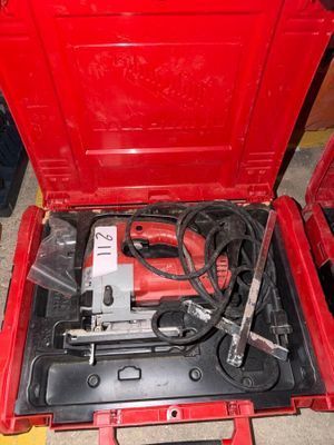 une boîte à outils rouge avec des outils sur le sol
