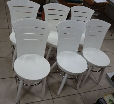 BAUMANN. 6 Chaises en bois (repeintes en blanc)
