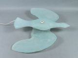 un oiseau bleu perché sur une table