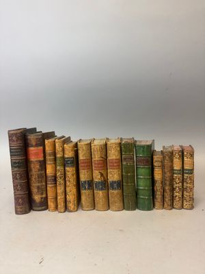 un groupe de vieux livres posés les uns sur les autres