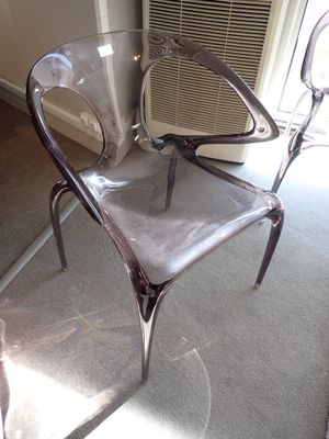 une chaise en plastique transparent posée devant un radiateur