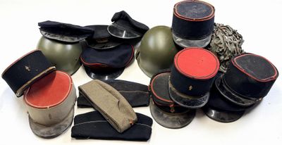 un tas de casquettes militaires et d'autres objets posés sur une table