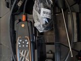 une mallette noire avec des outils à l'intérieur sur le sol