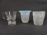 trois verres sont alignés les uns à côté des autres sur une surface noire