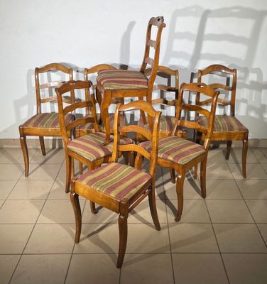 a lot of chairs that are arranged in a circle