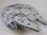 La maquette d'un chasseur Millennium de « Star Wars » est représentée sur une surface blanche