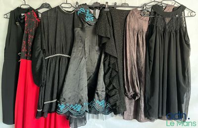 un grand nombre de robes suspendues à une étagère dans une pièce