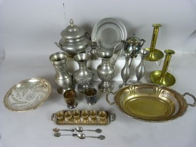 beaucoup d'argent et de couverts sur une table