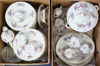 deux cartons contenant des assiettes et des bols en porcelaine