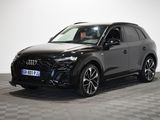 un SUV Audi noir garé sur un sol à damier